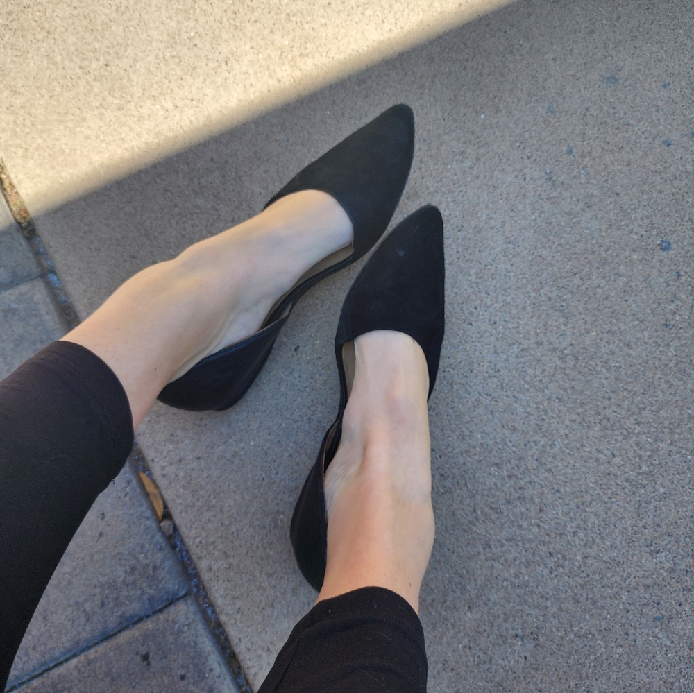 Like-new pointed flats